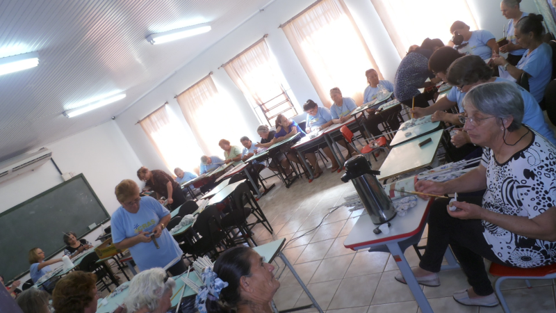 Grupo de Senhoras e idosas realiza atividade com jornais